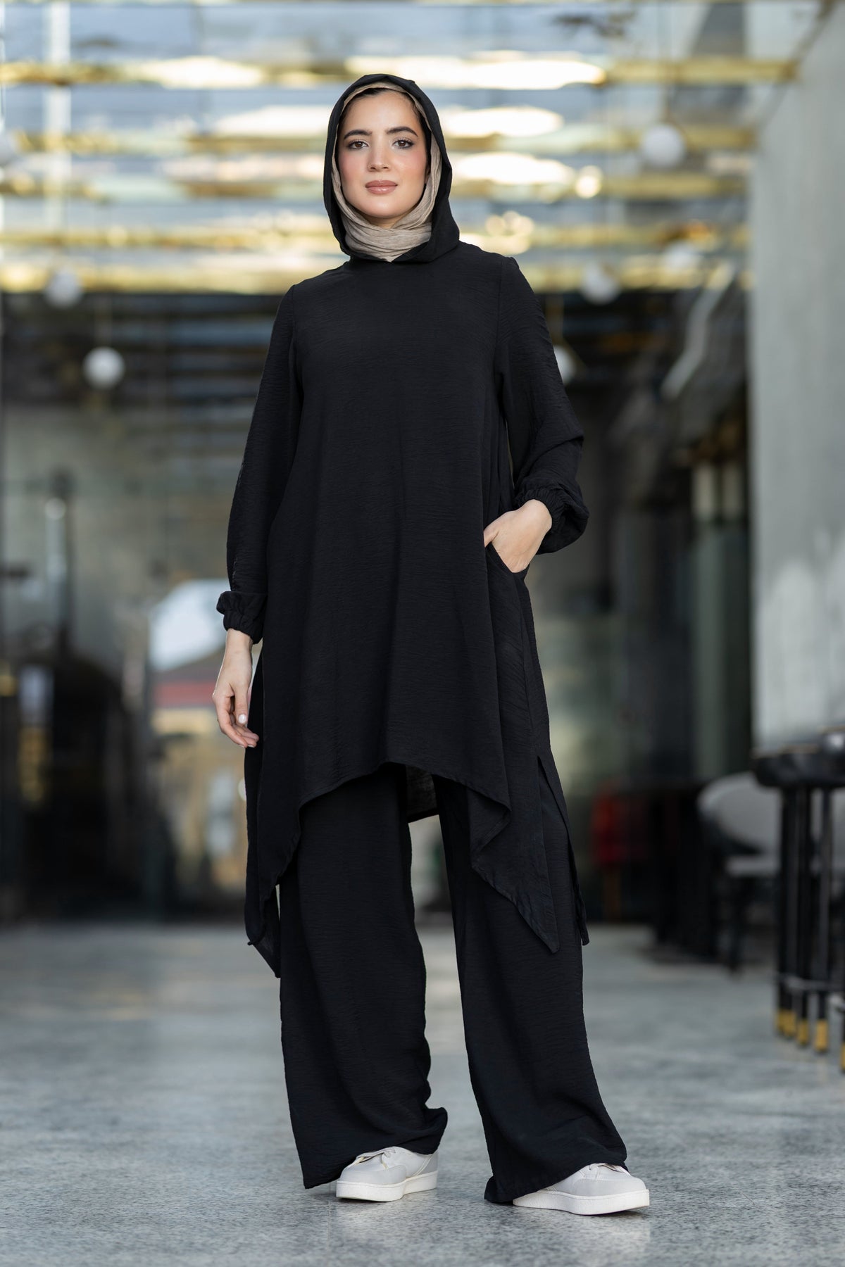 Modest suit with long top and wide pants in black