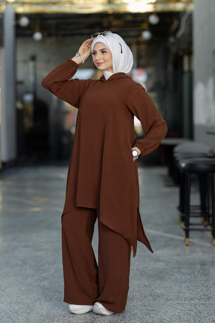 Modest suit with long top and wide pants