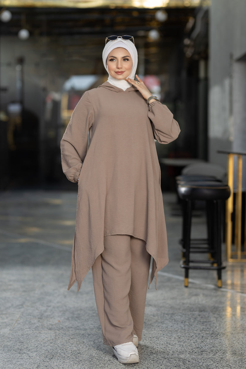 Modest suit with long top and wide pants