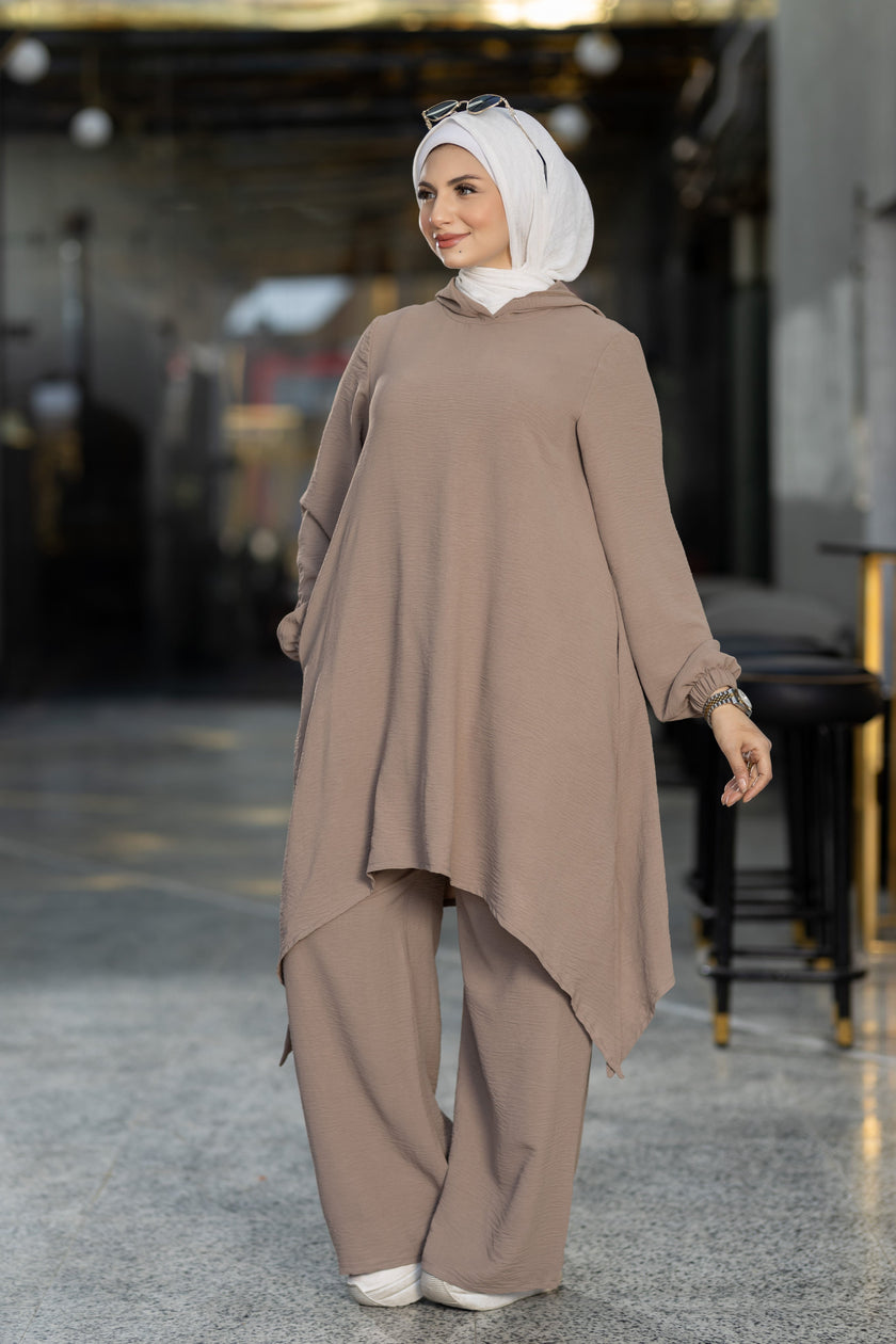 Modest suit with long top and wide pants