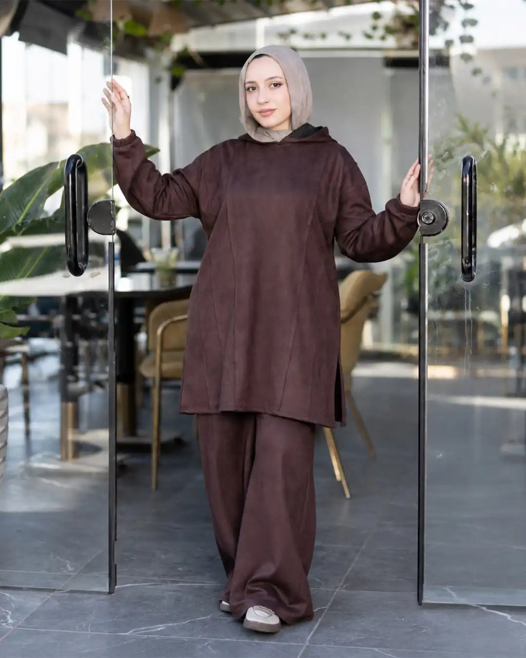 سوت أوفر سايز سويد سكوبا للمحجبات لون بني