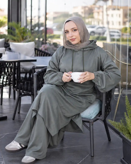 سوت سويد سكوبا مضلع للمحجبات بسويت شيرت طويل لون زيتي – وهي قاعدة