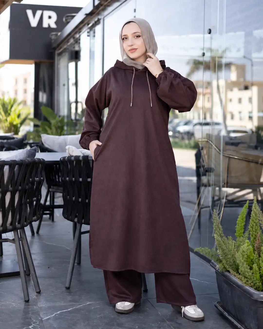 سوت سويد سكوبا مضلع للمحجبات بسويت شيرت طويل لون بني