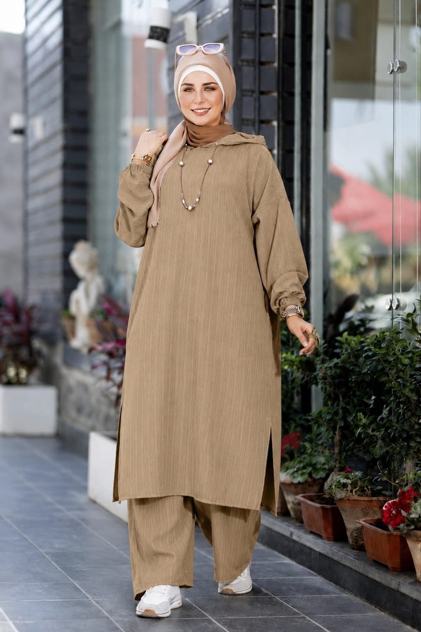 Long tunic and pants set for hijabis in café