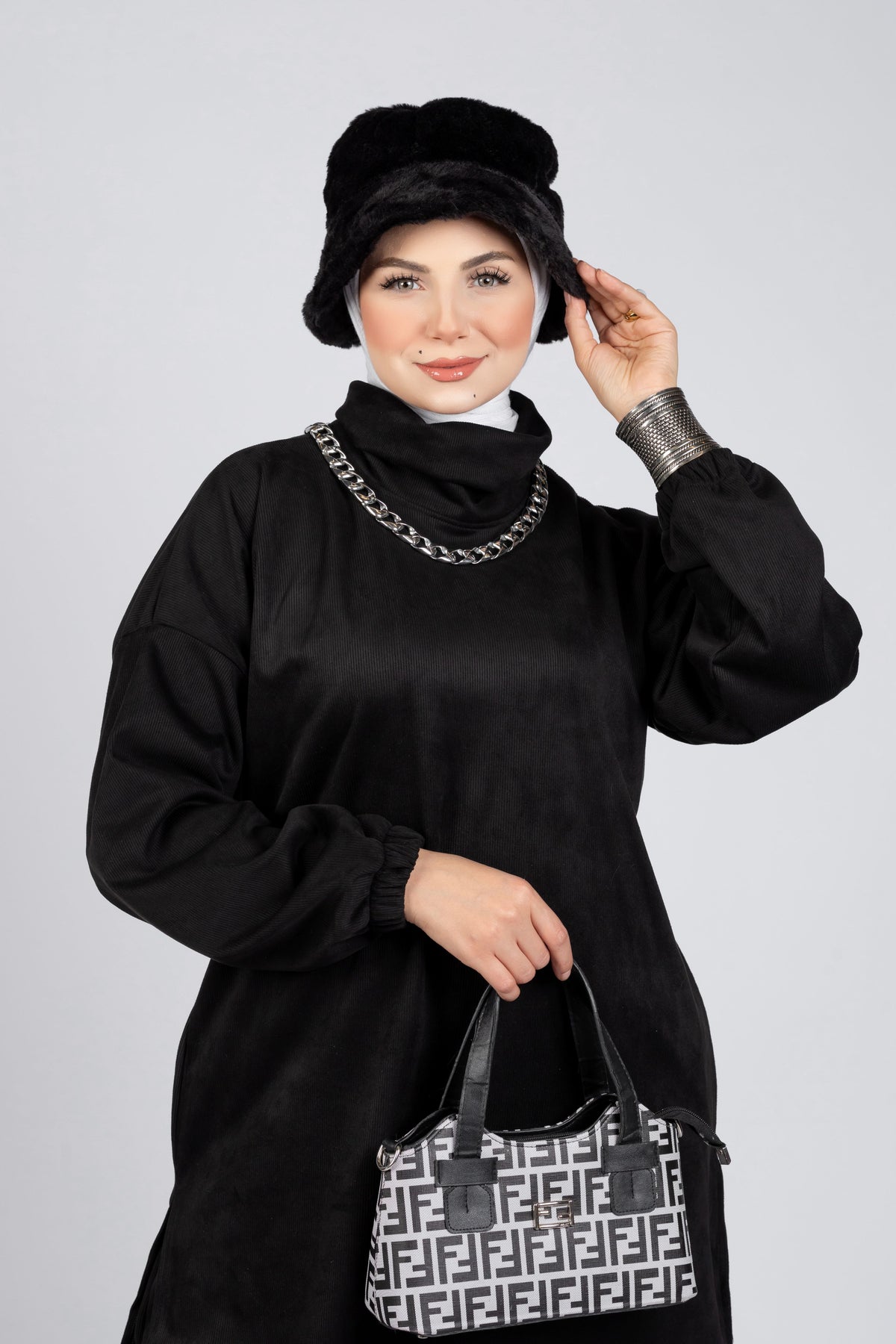 سوت بيزك موديست برقبة عالية