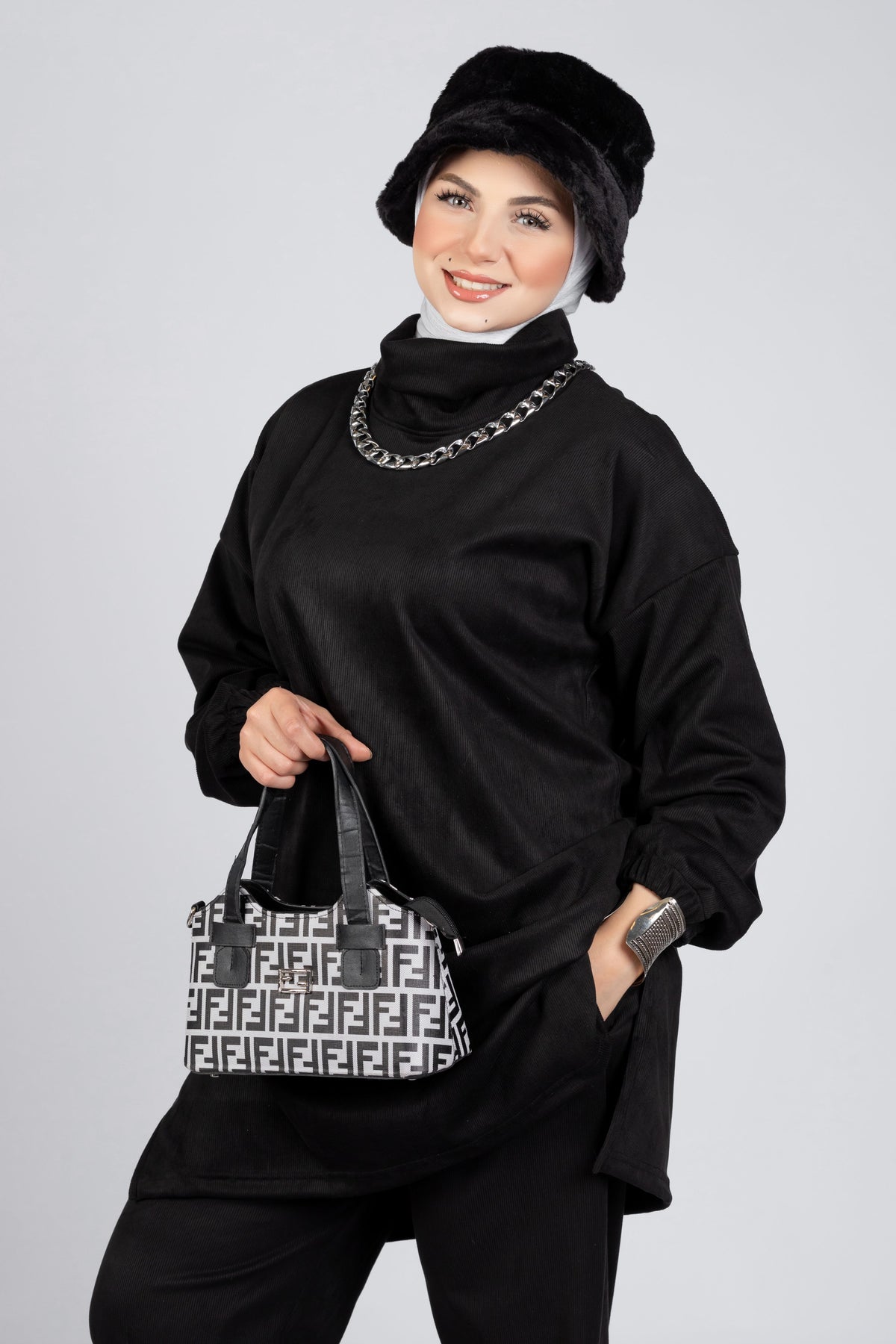 سوت بيزك موديست برقبة عالية